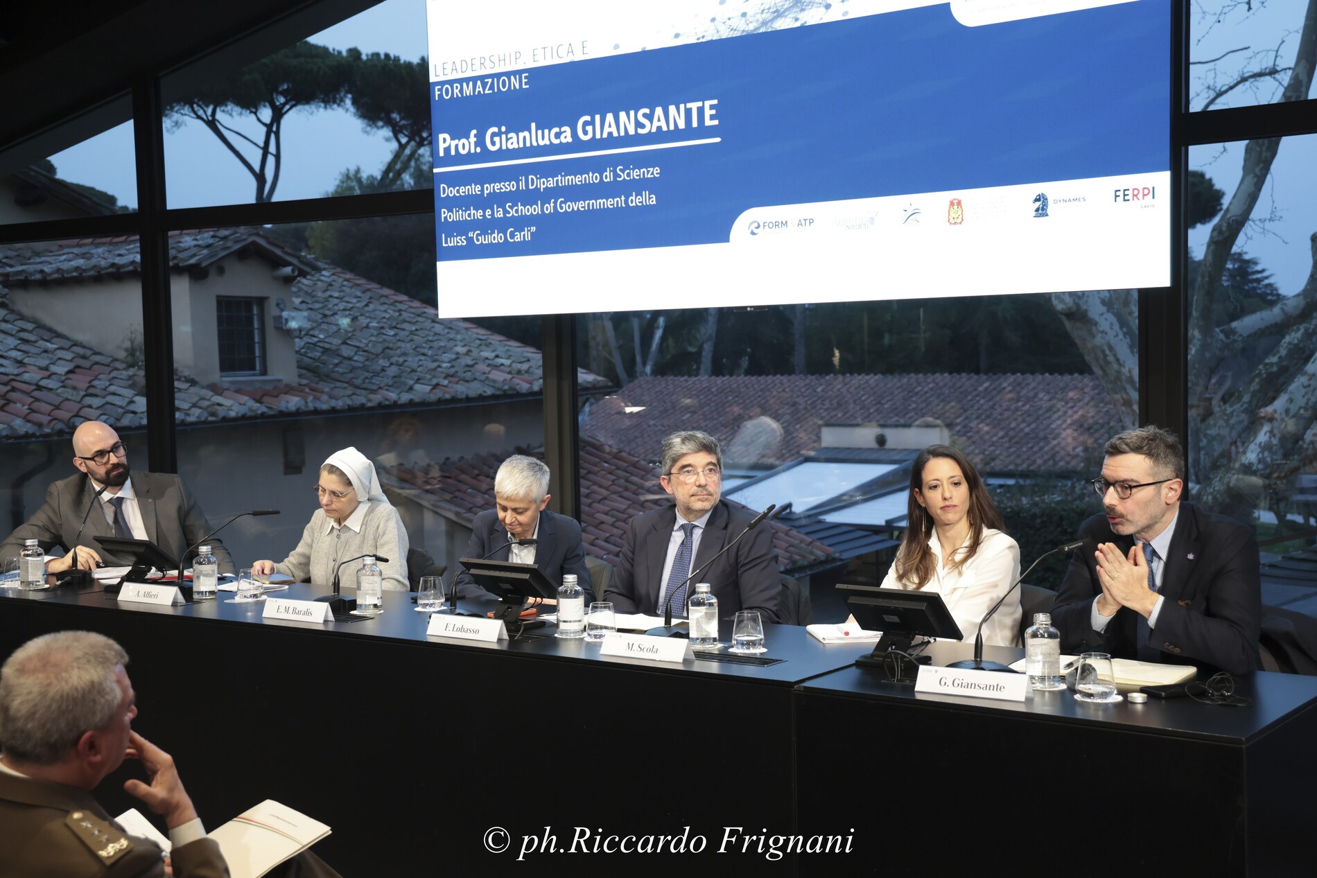 Tavolo dei relatori con Elena Maria Baralis in evidenza